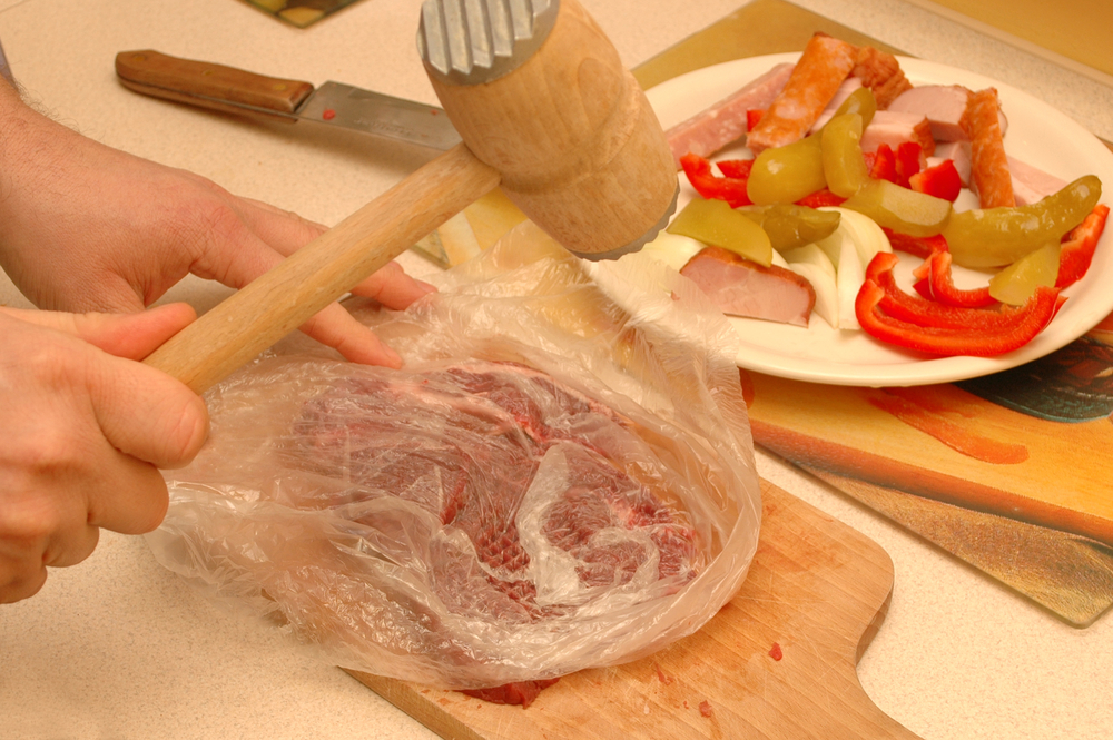 Så använder du en köttklubba för perfekt mörning av kött